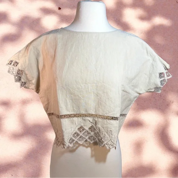Vintage 1980’s Maurada Cream Dainty Crochet Flutter Sleeve Crop Top ✨Like New✨ - Picture 2 of 13